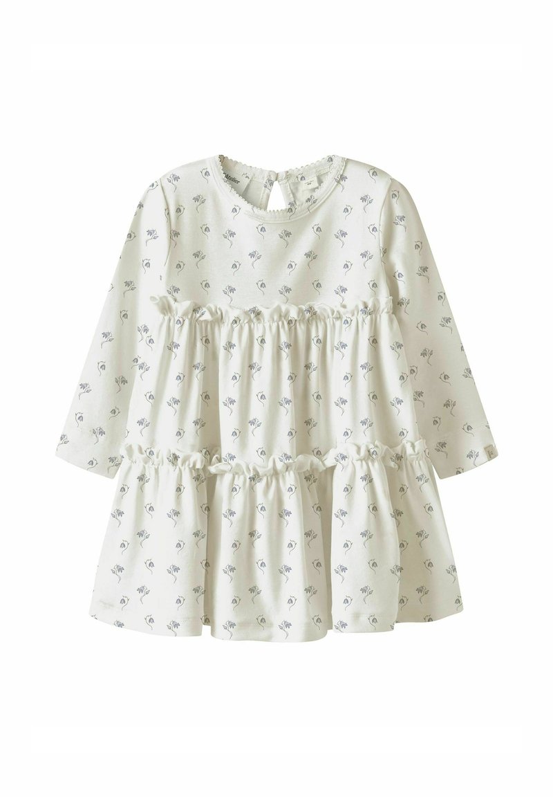 Robe blanche à manches longues avec un petit motif floral bleu, des volants à étages à l'ourlet et une ouverture en trou de serrure dans le dos. Tissu doux avec une texture lisse.