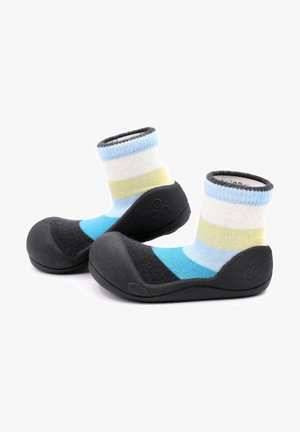 Zapatos de calcetín con suela de goma negra y parte superior de punto multicolor, que presenta rayas en azul, verde y blanco. Diseño flexible y texturizado.