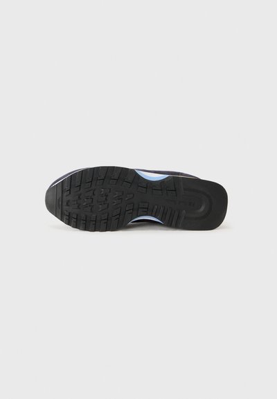 Sola de sapato atlético preto com piso de borracha texturizada, apresentando realces azuis e um design curvado. O calcanhar é arredondado para maior estabilidade.