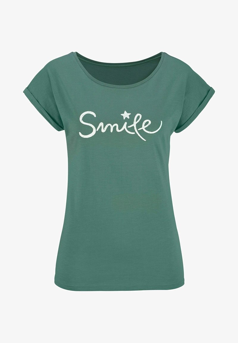 Roheline T-särk pehme tekstuuriga, ümar kaelus, rullitud varrukad ja valge "Naerata" tekst koos tähe aktsendiga.