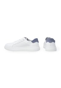 Weiße Sneakers mit perforierten Einsätzen, kontrastierenden blauen Fersenpatches, runder Zehenpartie und strukturiertem weißen Gummisohle. Einfaches Schnürdesign.
