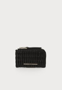 Portafoglio nero con zip, caratterizzato da una superficie texturizzata con una serie di righe verticali e un accentuazione in metallo argentato sul fronte.