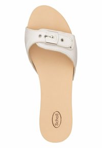 Vit slidsandal med ett brett toppriem som har en silverfärgad spänne och hål. Slät lädermaterial med en beige fotbädd. Varumärkeslogotyp synlig.