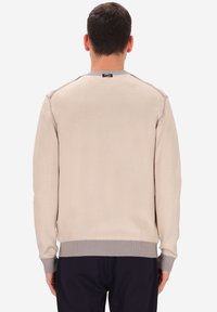 Maglione beige chiaro con finitura testurizzata, dettagli grigi sul colletto e sui polsini, e orlo rotondo. Presenta un'etichetta sul retro.