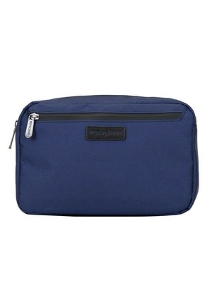 Borsa rettangolare blu navy realizzata in tessuto resistente, presenta una patch in pelle con il logo e una chiusura a zip liscia con un tirante della zip in argento.
