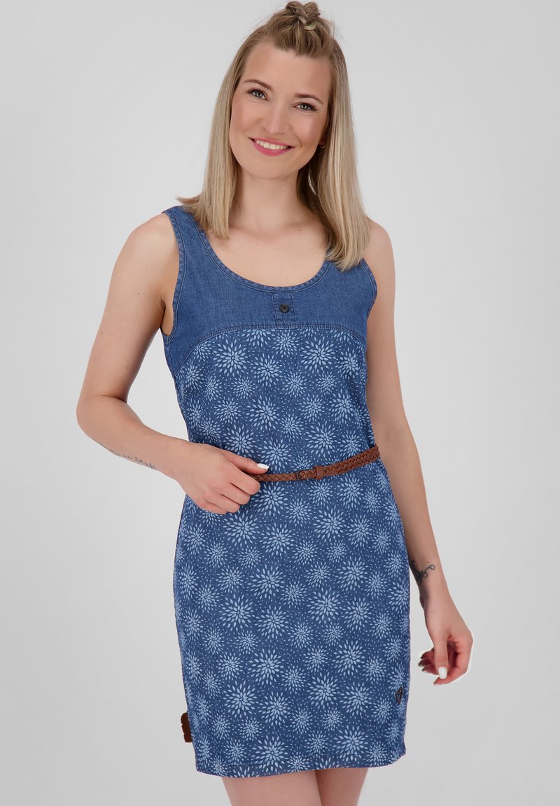 Denim jurk met ronde halslijn, blauwe stof met witte bloemstructuren, tailleband en knopendetail op de borst.