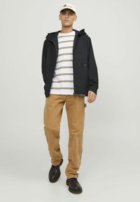 Jack & Jones GEPOLSTERTE - Ľahká bunda - black