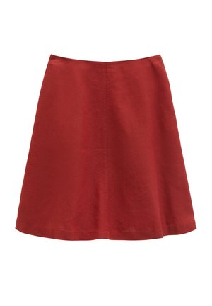 Roter A-Linien-Rock mit sichtbarer zentraler Naht und Saumsteppung, gefertigt aus einem einfarbigen Stoff vor weißem Hintergrund.