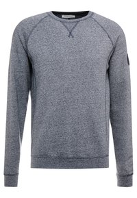 Sudadera azul marino con un acabado texturizado, mangas raglán, cuello redondo y puños acanalados. Presenta un pequeño logo en la manga izquierda.