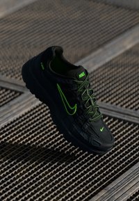 Nike Sportswear P 6000 PRM - Sportbačiai - black/green strike/anthracite
