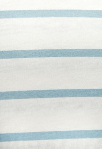 Baumwollstoff mit weißen und hellblauen horizontalen Streifen, der eine weiche Struktur und ein gleichmäßiges Muster auf der Oberfläche aufweist.