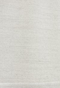 Jasnoszary materiał o subtelnej fakturze i drobnym splocie, z białym przeszyciem wzdłuż dolnej krawędzi.