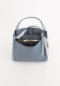 Jasnoniebieska skórzana torebka o usztywnionej konstrukcji, z dwoma uchwytami, zamkiem błyskawicznym i kontrastującymi ciemnoniebieskimi akcentami. Posiada kieszeń wewnętrzną.