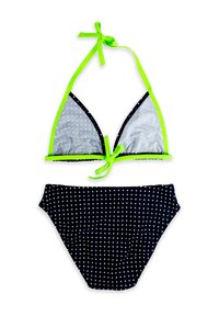 Zestaw bikini z trójkątnym stanikiem i dopasowanymi majtkami. Granatowy w białe kropki, akcentowany jasnooliwkowymi ramiączkami i troczkami. Gładka tekstura.