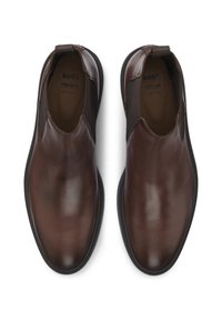 Pantofi de piele maro, tip slip-on, cu părți elastice, vârf rotund și talpă din cauciuc negru. Prezintă cusături minime pentru un aspect elegant.