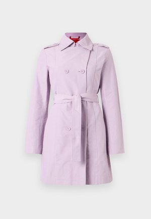 Manteau trench lavande en tissu léger, avec un design croisé, une taille ceinturée et des épaulettes.
