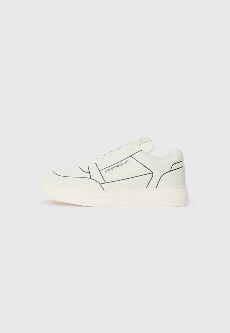 Baskets blanches avec des détails en ligne noire, matériau texturé, bout rond, semelle plate et fermeture à lacets. Marquées "Emporio Armani."