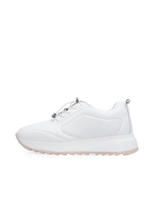 Weißer Sneaker mit niedrigem Schaft, perforierten Seitenpaneelen, Schnürverschluss, klobiger Sohle und Lasche an der Ferse, im Profil dargestellt.