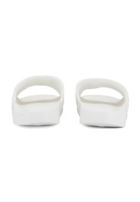 Infradito bianche con una suola spessa e texture e parte posteriore aperta. Le cinghie sono larghe e lisce, offrendo un design minimalista.