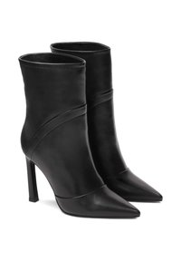 Botas de tobillo negras de tacón alto, fabricadas en cuero suave. Cuentan con una punta afilada y un empeine contorneado con un detalle de costura horizontal.