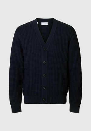 Marineblauwe V-hals cardigan met een gestructureerd breipatroon, zwarte knopen, ribbels bij de manchetten en onderkant, en een ontspannen pasvorm voor comfort.