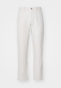 Lniane spodnie w jasnobeżowym kolorze, o prostym kroju, gładkiej fakturze i zapięciu na guziki z przodu. Minimalistyczny design bez wzorów.
