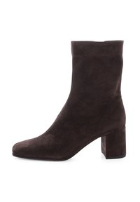 Braune Wildleder-Stiefelette mit einem Blockabsatz, spitzer Zehe und glatter Textur; mittelhohe Designdetail mit klaren Linien und minimaler Verzierung.