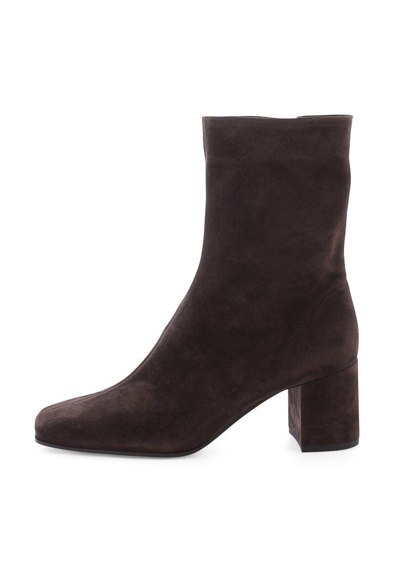 Braune Wildleder-Stiefelette mit einem Blockabsatz, spitzer Zehe und glatter Textur; mittelhohe Designdetail mit klaren Linien und minimaler Verzierung.