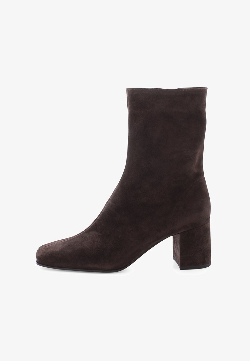Bruine suède enkellaarsjes met een blokhak, spitse neus en een gladde structuur; mid-kuit ontwerp met strakke lijnen en minimale detailing.
