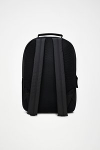 Zaino nero con esterno liscio e schienale imbottito in rete; dispone di spallacci regolabili e di una maniglia superiore per il trasporto.