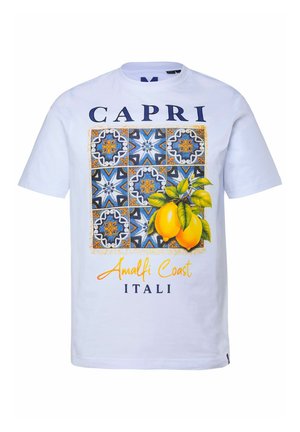 Witte T-shirt met blauw- en oranje tegelpatroon, twee gele citroenen met bladeren, en de tekst "CAPRI," "Amalfi-kust," en "ITALI."