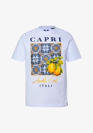Witte T-shirt met blauw- en oranje tegelpatroon, twee gele citroenen met bladeren, en de tekst "CAPRI," "Amalfi-kust," en "ITALI."