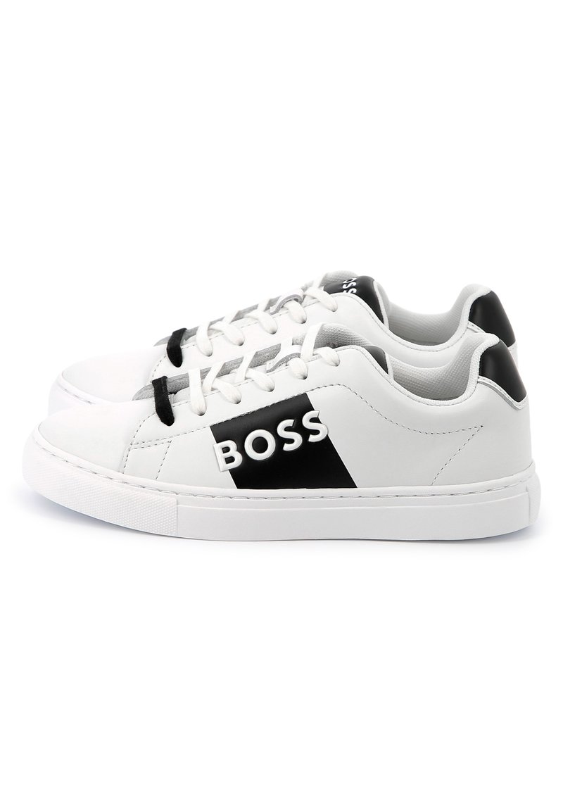 Hvite sneakers i glatt lær, med en svart sidepanel med "BOSS"-logo, flate svarte lisser og gummiyttersåle.