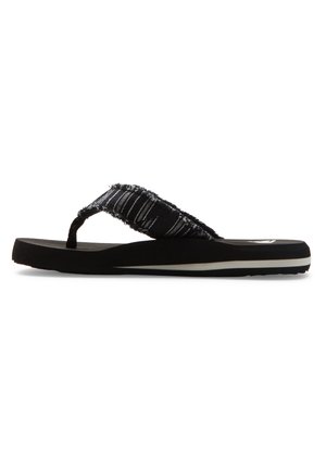 Sorte flip-flop sandaler med en tekstureret, stribet stofrem og en polstret gummisål med en hvid accentstribe.