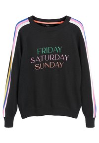 Zwarte sweatshirt met meerkleurige strepen langs de mouwen. Tekst "VRIJDAG ZATERDAG ZONDAG" in verschillende pastelkleuren, casual pasvorm, gebreide textuur.