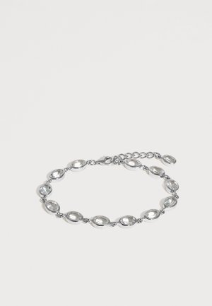 Bracelet en argent avec des pierres précieuses ovales transparentes reliées entre elles et un petit fermoir à chaîne réglable sur un fond clair uni.