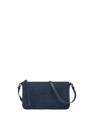 Piccola borsa a tracolla in suede blu scuro con tracolla regolabile e design minimalista su sfondo bianco.