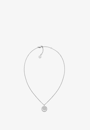Stříbrný náhrdelník s tenkým řetízkem a kulatým přívěskem, na kterém je kruhový vzor malých průhledných kamínků zasazených uprostřed.