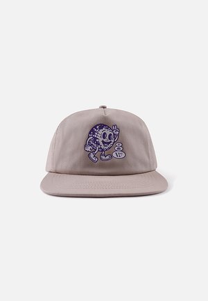 Lysebrun kasket med en tegneserieglobusfigur med arme, ben og et smilende ansigt, der holder to fingre op i et fredstegn.