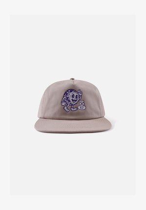 Une casquette marron clair arborant un personnage globe terrestre dessiné en cartoon, avec des bras, des jambes et un visage souriant, tenant deux doigts levés en signe de paix.