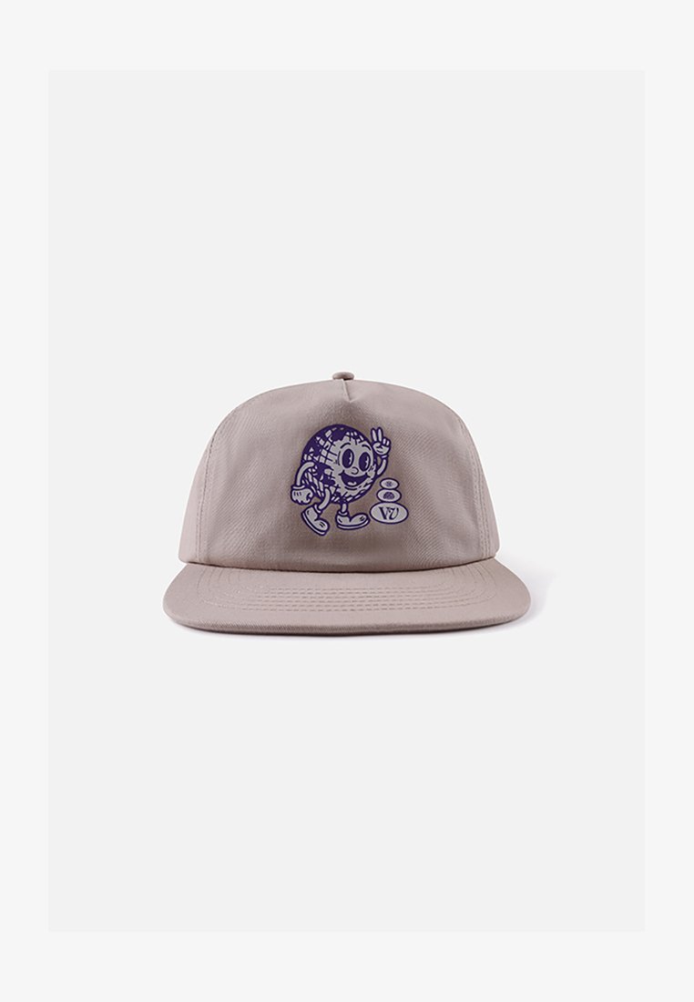 Καπέλο ανοιχτού καφέ χρώματος με χαρακτήρα παγκόσμιου χάρτη καρτούν, με χέρια, πόδια και χαμογελαστό πρόσωπο, που σηκώνει δύο δάχτυλα σε σήμα ειρήνης.