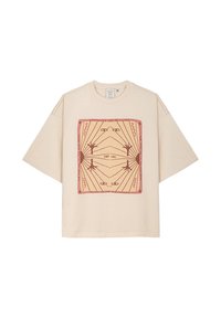 Beżowa, oversize'owa koszulka z bawełny z kwadratowym graficznym wzorem, przedstawiającym geometryczne linie i tekst w odcieniach czerwono-brązowych.