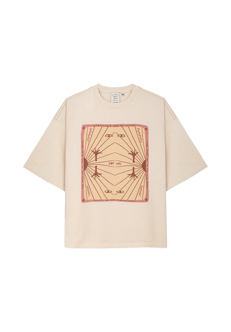 Beżowa, oversize'owa koszulka z bawełny z kwadratowym graficznym wzorem, przedstawiającym geometryczne linie i tekst w odcieniach czerwono-brązowych.