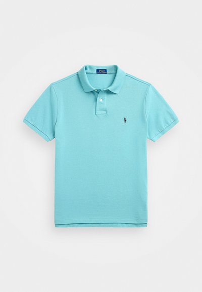 Světle modré polo tričko, bavlněný materiál, krátké rukávy, tři knoflíky na límci, vyšívané logo tmavě modré barvy na levé části hrudi, plochý pletený límec.