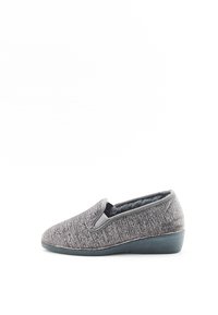 Scarpa slip-on grigia con tomaia in tessuto texturizzato e punta arrotondata, dotata di suola a cuneo bassa e pannelli laterali elastici per un indossamento facile.