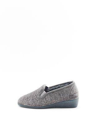 Zapato gris tipo slip-on con parte superior de tejido texturizado y punta redondeada, presenta una suela de cuña baja y paneles elásticos en los laterales para un fácil calzado.