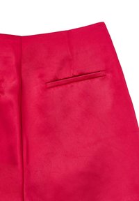 Pantaloni rosa vivo con una texture liscia e una tasca a filetto sul retro, con cuciture sartoriali e un design pulito.