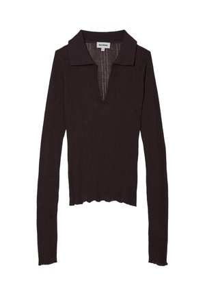 Tmavohnedý rebrovaný sveter s dlhým rukávom, golierom a hlbokým výstrihom do V, priliehavý strih a mierne zvlnený lem.