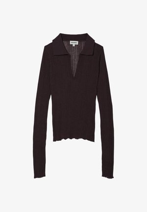 Ciemnobrązowy prążkowany sweter z długim rękawem, kołnierzykiem i głębokim dekoltem w serek, dopasowany krój i lekko falowany dół.