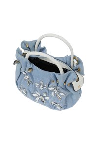 Lichtblauwe denim handtas met witte gevlochten handvatten, bloemmotieven van kristallen en gouden hardware. Zachte textuur met een geplooid ontwerp.